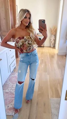 April Night Out Outfit, Flare Jeans Outfit Date Night, Mom Jeans Brunch Outfit, Edgy Brunch Outfit Summer, Patio Outfit Summer Night, Mom Jean Going Out Outfit, Dinner With In Laws Outfit Casual, Nice Casual Dinner Outfits Women, Woman’s Going Out Outfits