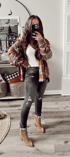 Cute Fall Styles For Women, Fall Outfits Late 20s, Neutral Outfits For Women, Fall 2923 Outfits, Fall Outfits Simple Casual, Long Fall Dress Outfit, Casual Meeting Outfit Fall, Chase Matthew Concert Outfit, Fall Outfit Women 2022