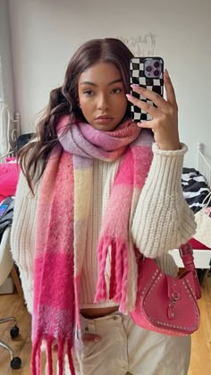 Scarfs Outfits, Colorful Winter Outfits, Scarf Outfit Winter, Classy Fashion Style, Cute Ootd, Scarf Outfit, Cold Outfits, Winter Fit