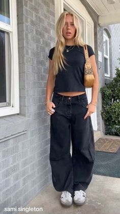 Black Outfits For Cosmetology School, All Black Fits Aesthetic, Feminine Masc Outfits, Copahegan Style, Alex Earle Outfit, Amanda Batula Outfits, Summer Fits Basic, Gray Oversized Shirt Outfits, Outfits For Tattooed Women