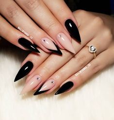 Witchy Goth Nails, Winter Pointy Nails, Black Engagement Nails, Pointy Nail Designs Stilettos, Black Nail Designs Stiletto, Pointy Nail Ideas, Goth Nails Stiletto, Nail Art Stilleto, Dark Elegant Nails