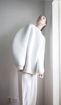 Soft geometric fashion design with sculptural sleeve detail; shape + simplicity // Maison Martin Margiela All White Outfit, Looks Street Style, Ex Machina, Minimal Chic, White Outfits, Mode Inspiration, White Fashion, All White, Minimal Fashion