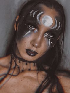 Nyx Goddess Makeup, Hecate Makeup, Nyx Goddess Costume, Dark Fairy Make Up, Moon Witch Makeup, Moon Witch Costume, Moon Makeup Look, Moon Goddess Makeup, Egyptian Eye Makeup