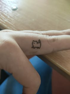 ❤️ Miniature Tattoos, Kitty Tattoos, Tato Henna, Funky Tattoos, Sharpie Tattoos, Cat Tattoo Designs, Tattoo Cat, Cute Tiny Tattoos