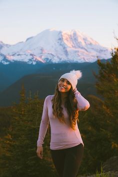 What To Wear Hiking For All Seasons - The Wandering Queen Fall Hiking, Winter Hiking, Hiking Pants