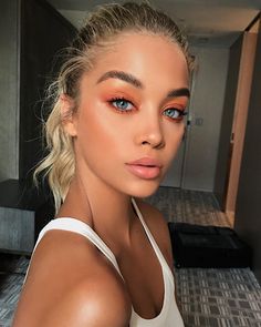 O laranja é uma ótima ideia para elevar o esfumado quente para uma maior potência Eyeshadow Blonde Hair Blue Eyes, Orange Eyeshadow For Blue Eyes, Blue Eyes Orange Eyeshadow, Bronzer Eyeshadow Look, Orange Make Up, Make Up Orange, Eyeshadow Blue Eyes, Orange Ponytail, Orange Eyeshadow Looks