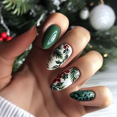 Green Christmas Nail Ideas, Holly Nails, Cute Winter Nails, Nails 2025, Winter Nails Ideas, Christmas Formal, Christmas Tree Nail Art, Character Nails, Winter Manicure