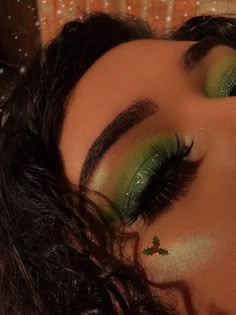 Grinch Eye Makeup, Green Christmas Makeup, Cute Christmas Makeup Looks, Cute Makeup Aesthetic, Cute Christmas Makeup, Christmas Eye Makeup Ideas, Green Glitter Makeup, Make Up Green, Christmas Makeup Looks