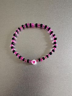 Black and pink seed beads with pink heart Pink Seed Bead Bracelet Ideas, Valentines Seed Bead Bracelets, Pink Seed Bead Bracelet, Ideas For Bracelets, Diy Bracelet Ideas, Pink Beaded Bracelets, Bead Bracelet Ideas, Seed Bead Bracelet, Handmade Jewelry Tutorials