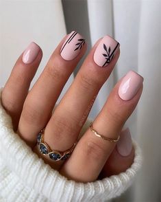 Here we have some fall nail art inspiration for you. From classic leaf nail art to fun abstract nail designs and pumpkin nails. If you want to have the gorgeous fall nail design, then you come to the right place. this post has all the fall nail design you’ll ever need which including the falling […] Matte Nails Design, Short Square Nails, Trendy Nail Art, Dipped Nails, Minimalist Nails