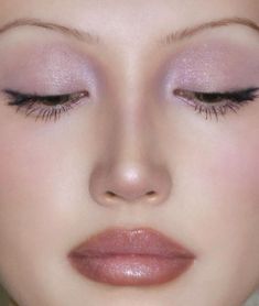 makeup inspo Pink Eyeliner Looks, Unique Makeup Looks, Cute Eyeshadow, Unique Makeup, Yoga Facial, Fancy Makeup