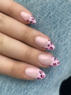 Pink Nail Designs Cheetah, Chrome Cheetah Print Nails, Pink Leopard Nails Acrylic, Cheetah Print Tip Nails, Super Cool Nail Designs, Leopard Nails Summer, Pink Cheetah Nail Designs, Pink Lepord Print French Tip Nails, Pink Leopard Print Nails Acrylic