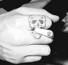 Skull Finger Tattoos, Herren Hand Tattoos, Serpent Tattoo, Rock Tattoo, Creepy Tattoos, Diy Tattoo, Hand Tattoos For Guys, Maori Tattoo, Dark Tattoo