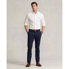 Spécialement délavé pour adopter un aspect patiné par le temps, ce pantalon stretch chino est un modèle Polo indispensable à porter tous les jours de la semaine. Office Outfit Men, Chinos Men Outfit, Interview Outfit Men, Mens Business Casual, Shirt Outfit Men, Polo Outfit, Oxford Shirts