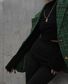 Dark Green Clothes Aesthetic, Oufits Casual, Minimal Outfit, Simple Trendy Outfits, 1940s Fashion, Basic Outfits, Minimalist Outfit