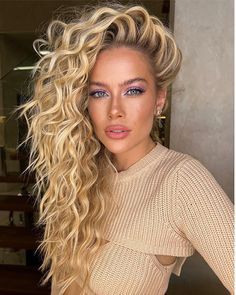 Annalynne Mccord Hair Curly, Trendy Fall Hair Color, Blonde Curly Hair, Colored Curly Hair, How To Lighten Hair, Ombré Hair, Shoulder Length Hair Cuts, Winter Hair Color, Fall Hair Color