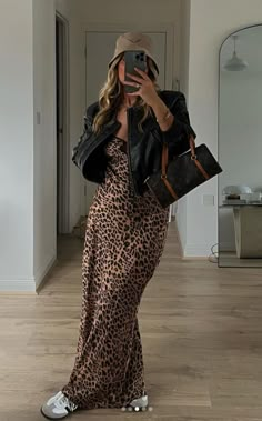 Modern Formal Outfit Women, Leopard Dress Outfit Summer, Ice Cream Date Outfit, Tiger Mist Outfits, Leopard Outfit Ideas, Mode Ab 50, Looks Adidas, Look Legging, Samba Outfit