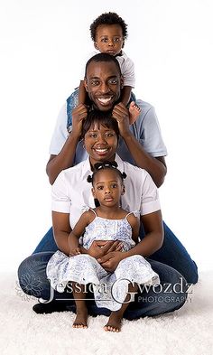 Great idea for posing 4 people with different age kids! Composition Photo, Studio Family Portraits, Family Photo Studio, Cute Family Photos, African American Family