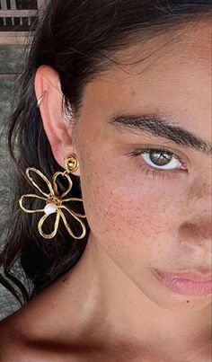 Statement Earrings Aesthetic, Dangly Earrings Aesthetic, Flower Earrings Aesthetic, Dangly Gold Earrings, Christina Nadin, Earrings Outfit, Girl Earrings, Mode Crochet, Earrings Aesthetic