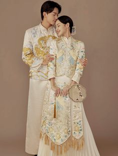 Chinese Wedding Dress Modern White, Chinese Groom Outfit, Chinese Wedding Tea Ceremony, Wedding Tea Ceremony, Casual Groom Attire, Qun Kwa, Wedding Chinese, Chinese Wedding Dress Traditional, Chinese Bride