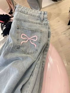 Jeans With Bows On Pockets, Jeans With Bows, Bow Jeans, Bow Embroidery, School Homework, Mode Zara, Outfit Inspo Casual, Comfort Color