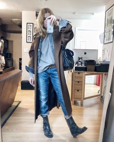 What I Wore This Week - livelovesara Frye Engineer Boots, Gray Cashmere Sweater, Mum Fashion, Engineer Boots, Winter Capsule, Girlfriend Jeans, Outfit Jeans, High Fashion Street Style