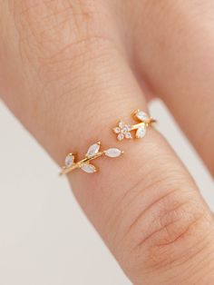 Oval CZ Fern Open Band Ring Dainty Jewelry For Anniversary In Spring, Dainty Jewelry For Spring Anniversary, Dainty Spring Jewelry For Anniversary, Delicate Adjustable Rings For Spring, Dainty Spring Jewelry Ring, Stained Glass Earrings, Space Rings, Preppy Things, Expensive Rings