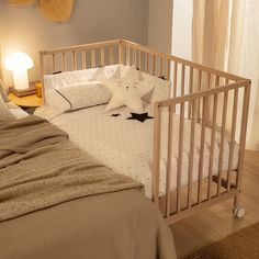 Cuna con opción colecho (120 x 60 cm) Micuna Mountain Crib Next To Bed, Baby On The Way, Baby Room Decor, House Designs Exterior, House Rooms, Girl Room, Baby Room