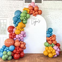 an arch made out of balloons with the word love you's written on it