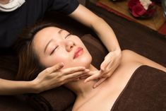 Asian woman receiving spa treatment. Head Massage, Face Massage, Prevent Acne, Double Chin, Facial Massage, Makeup For Green Eyes, Eye Bags, Wrinkle Free, Hair Brush