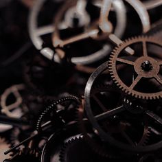 many different gears are stacked together in this close - up shot, with the focus on the center gear