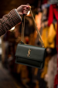 THE FESTIVE SEASON IS OFFICIALLY UPON US: MAKING THE MOST OF THE HOLIDAYS & CHRISTMAS IN LONDON - Mediamarmalade Vuitton Bag Outfit, Louis Vuitton Bag Outfit, Fits For Fall, Christmas In London, Luxury Stuff, Photography Bags, Luxury Bags Collection, Ysl Bags, London Christmas