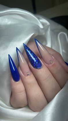 stiletto / azul / pedraria / pedrinha / glitter / encapsulada Acrylic Nails Ideas Pointy, Stiletto Nails Simple, Acrylic Nail Designs Stiletto, Summer Stiletto Nails Ideas, Blue Nails Stiletto, Stilleto Nails Designs Summer, Stiletto Nails Blue, Short Stiletto Nails Designs, Pointy Nails Designs