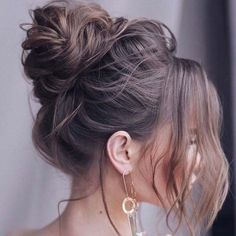 Easy Messy Bun Hairstyles, Sanggul Modern, Easy Messy Bun, Messy High Bun, Perfect Messy Bun, High Bun Hairstyles, Bun Tutorials, Loose Buns, Messy Updo