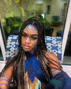 Dark Blue Halloween Costume, Avatar Face Makeup, Avatar Costume Makeup, Blue Avatar Costume, Avatar Makeup Look Simple, Avatar Couple Costume, Avatar Halloween Costumes Women, Braids Halloween Costume, Diy Avatar Costume