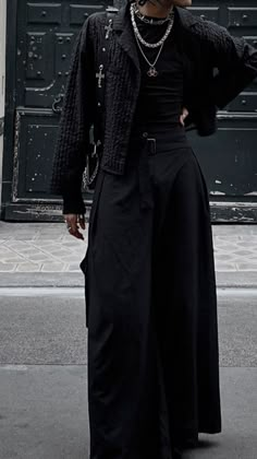 Black Outfit inspiration y2k style men’s OOTD paris fashion Cool And Classy Outfit, Black Harajuku Fashion, 2024 Men Outfit, Masc Goth Outfits Summer, Goth Mens Fashion Street Style, Dark Streetwear Fashion, Black Clothing Aesthetic, Grunge High Fashion