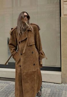 Chica Chola, Dinner Outfit Casual, Suede Outfit, Suede Trench Coat, Latina Outfits, Estilo Indie, Skandinavian Fashion, Chique Outfits, Paris Mode