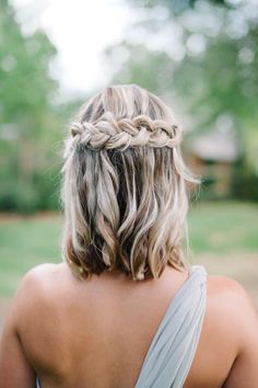 30 Bridesmaid Hairstyles Your Friends Will Actually Love Unique Wedding Hairstyles, Simple Wedding Hairstyles, Wedding Guest Hairstyles, Short Braids, Short Wedding Hair, Bridesmaid Hairstyles