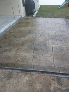 an outdoor patio with stone pavers in the middle