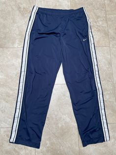 Diese Hose ist super angesagt und ultra selten. Sie sind alte Schul Nike. Sie sind sauber und frisch. Es gibt eine Stelle mit etwas Pilling, es ist in der Nähe des Taillenbundes auf der Rückseite, sollte nicht zu auffällig sein. Siehe letztes Foto. Sie müssen gekauft werden, um getragen zu werden. Marke: Nike Größe: XL Material: Polyester, Angaben in inches Taille 36-40 Schrittlänge 34 1 / 3.8 #33 Ich akzeptiere Rücksendungen innerhalb von 30 Tagen nach dem Kauf aller Vintage-Artikel. Der Artike Vintage Nike Pants, Nike Hose, 2000s Pants, Old Nikes, Cold Fits, Cute Outfits For School, Nike Vintage, Pants Blue, Nike Pants