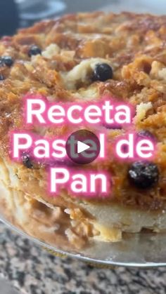 a close up of a cake on a plate with words reading receta pas de pan