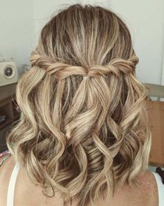 Graduation hairstyles! Looking your best at your graduation ceremony is essential! Here are some classy and simple hairstyles that will do the trick! Prom Braid, Formal Hairstyles For Short Hair, Wedding Hairstyles Medium Length, Up Dos For Medium Hair, Graduation Hairstyles, Updos For Medium Length Hair, Half Updo, Short Hair Styles Easy