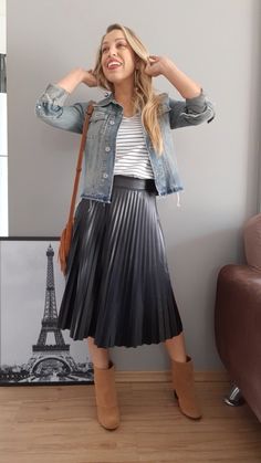 Faux Leather Pleated Midi Skirt Outfit, Black Leather Skirt Pleated With Graphic Tees, Edgy Black Pleated Skirt For Fall, Chic Leather Pleated Skirt For Fall, Spring Faux Leather Pleated Skirt, Leather Skirt Plus, Stylish Denim Outfits, Pleated Skirt Outfits, Plus Size Looks