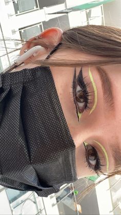 Eyeliner For Hooded Eyes, Classy Makeup, Bold Eye Makeup, Day Makeup Looks, Neon Makeup, Cute Eye Makeup, Dramatic Eye Makeup, Rave Makeup, Graphic Eyeliner