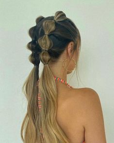 Bubble Pigtails, Concert Hairstyles, Hairstyles Pigtails, Old Hairstyles, 90s Hairstyles, Smokey Eyes, Teen Hairstyles