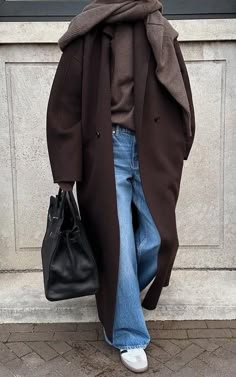 Modern Academia Fashion, Cphfw 2023, Brown Coat Outfit, Adrette Outfits, Fest Outfits, Chicago Fashion, Corporate Outfits, Looks Party, Brown Coat