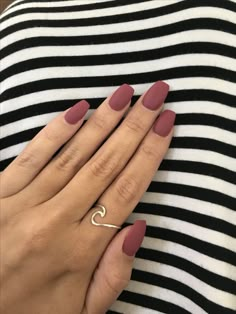 Are you looking for dark fashion nail colors for New Years? See our collection full of dark fashion nail colors for New Years and get inspired! Trendy Nail Polish, Nail Colors Winter, Short Square Nails, Popular Nails, Accent Nails, Short Acrylic Nails, Matte Nails, Trendy Nails