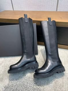 100% leather knee high 48cm include 5cm platform height. Chelsea Boots Outfit, Knee High Boots Flat, High Boots Outfit, Boots Ideas, High Leather Boots, Black Boots Tall, Fresh Shoes, Chunky Boots, Long Boots