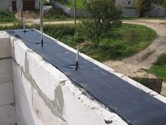 a flat roof is being installed on the side of a building