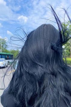 Black Hair With Hint Of Blue, Dark Blue Hair With Money Piece, Navy Blue Hair Ideas, Black Blueish Hair, Midnight Blue Hair No Bleach, Dark Blue Hair Outfit, Dark Blue On Brown Hair, Subtle Blue Hair Brunette